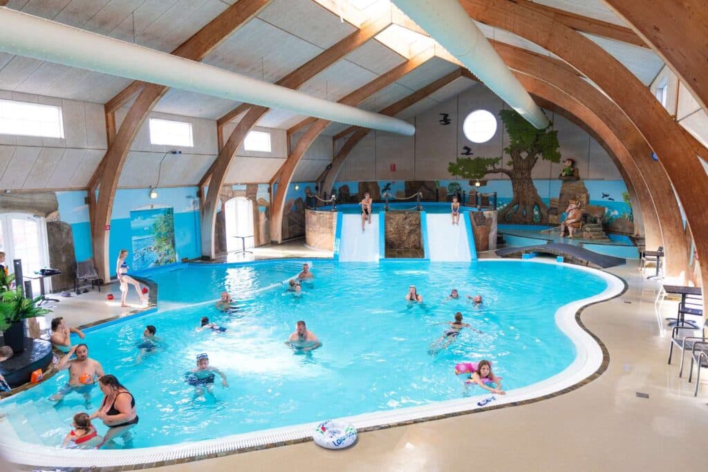 Inomhusbadland med pool för hela familjen på First Camp Hasmark Strand