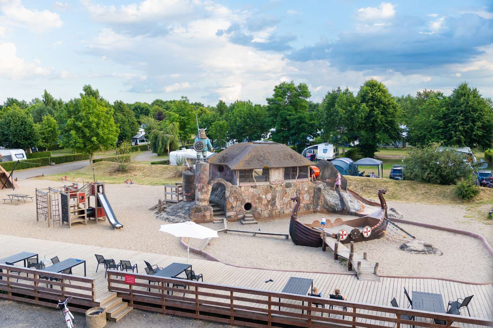 Lekplats med klätterställning för barn på First Camp Hasmark Strand