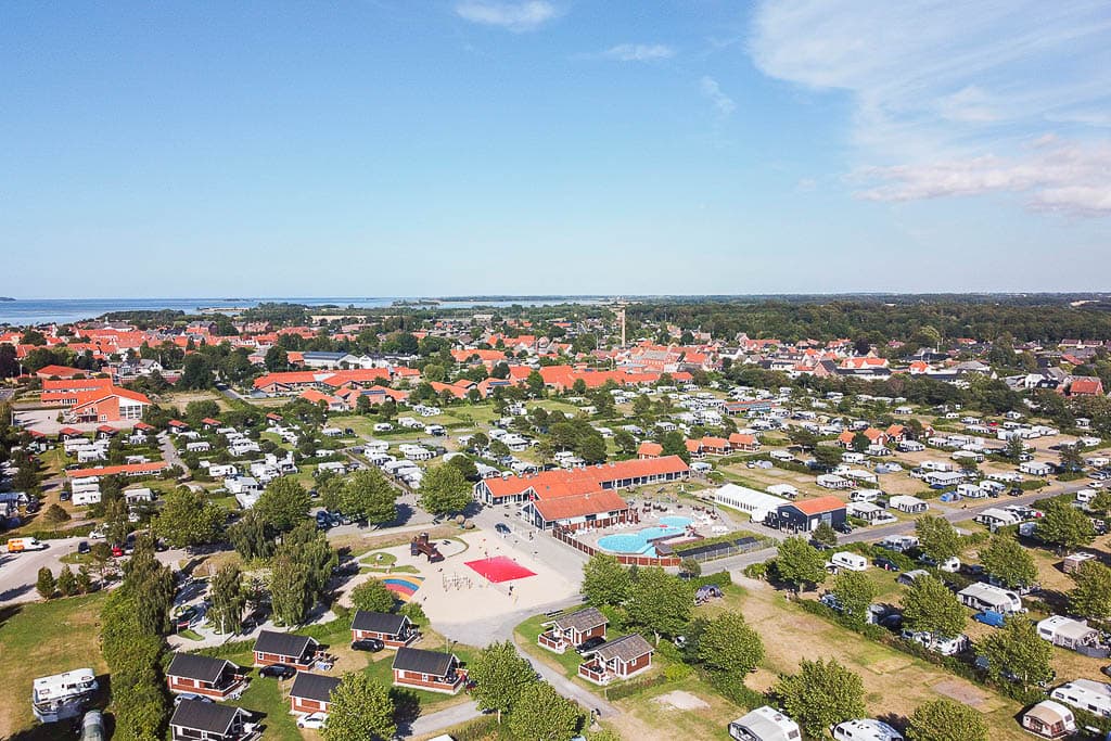 Bogense City - Camping Fyn med hytter og campingpladser – Vælg mellem hyggelige hytter eller rummelige pladser til telt, campingvogn og autocamper.