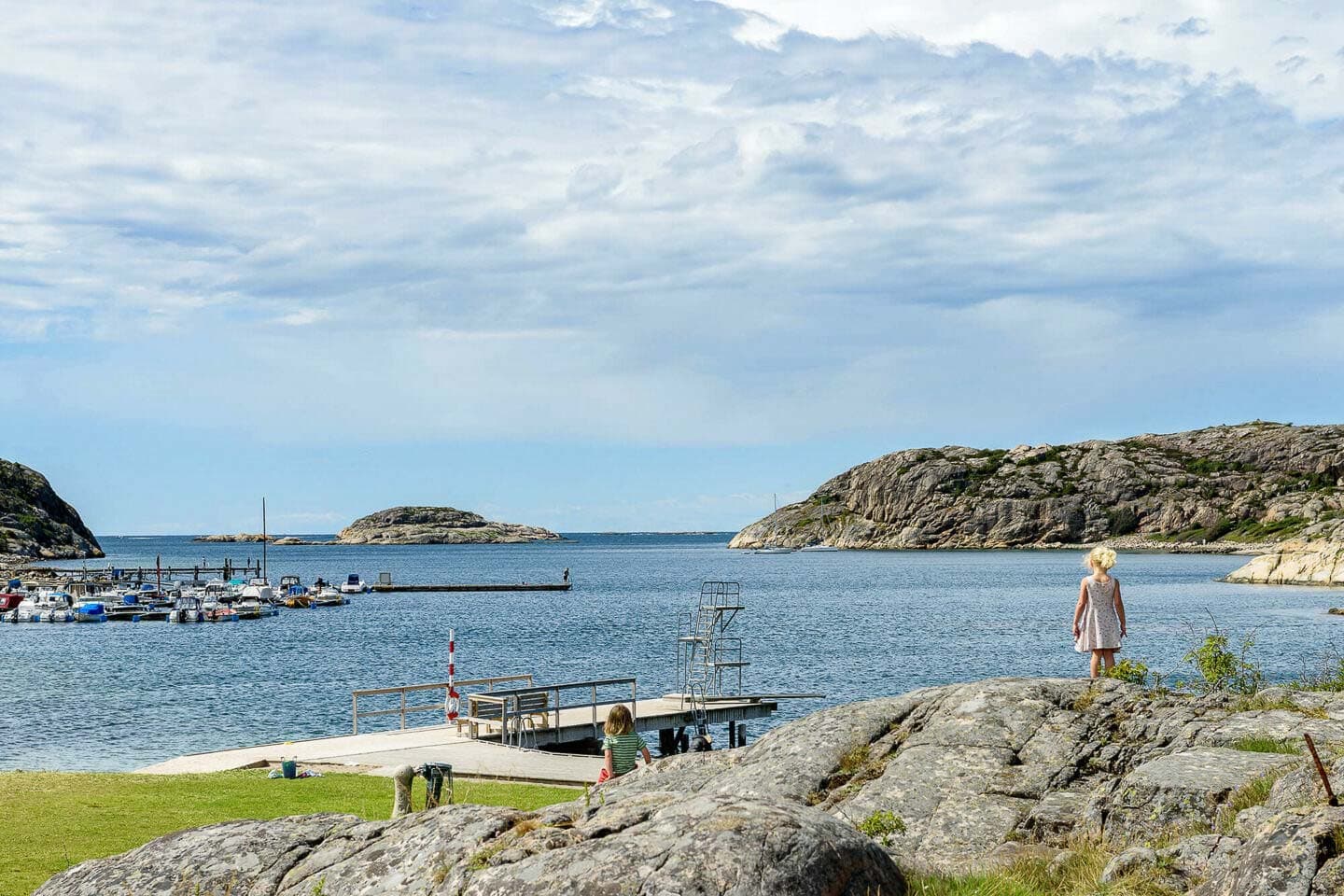 Camping och fiske vid First Camp Edsvik med Bohusläns hav och chans på makrill och torsk.
