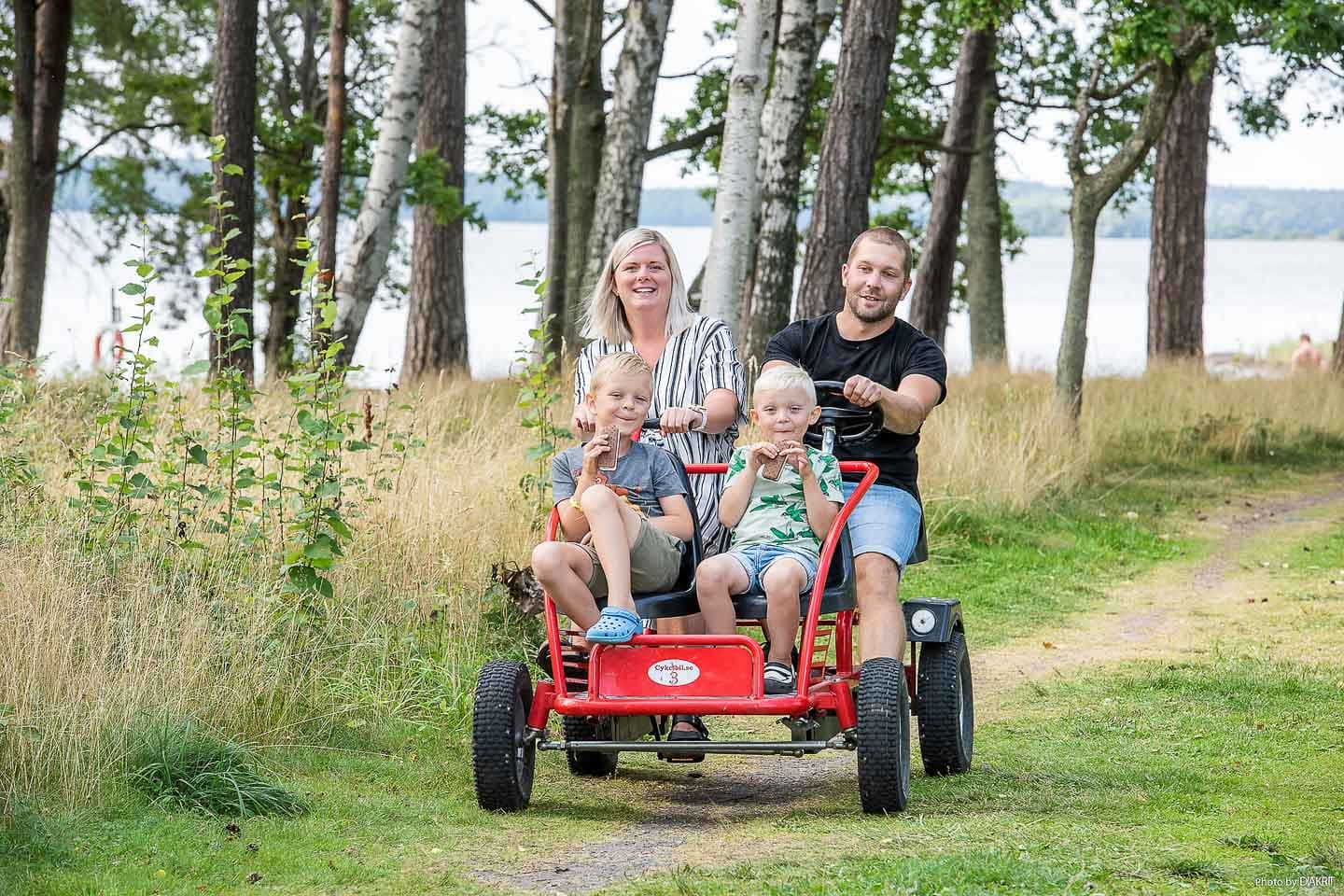 Børnevenlig camping i Sverige med legeplads og bademuligheder.