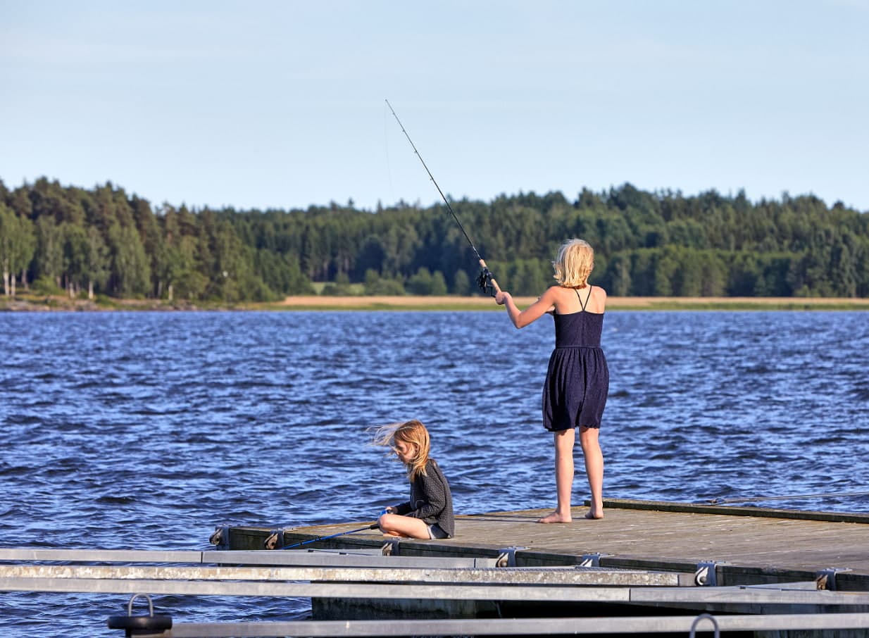 Camping och fiske vid First Camp Kolmården nära Bråviken – gädda, abborre och havsöring.