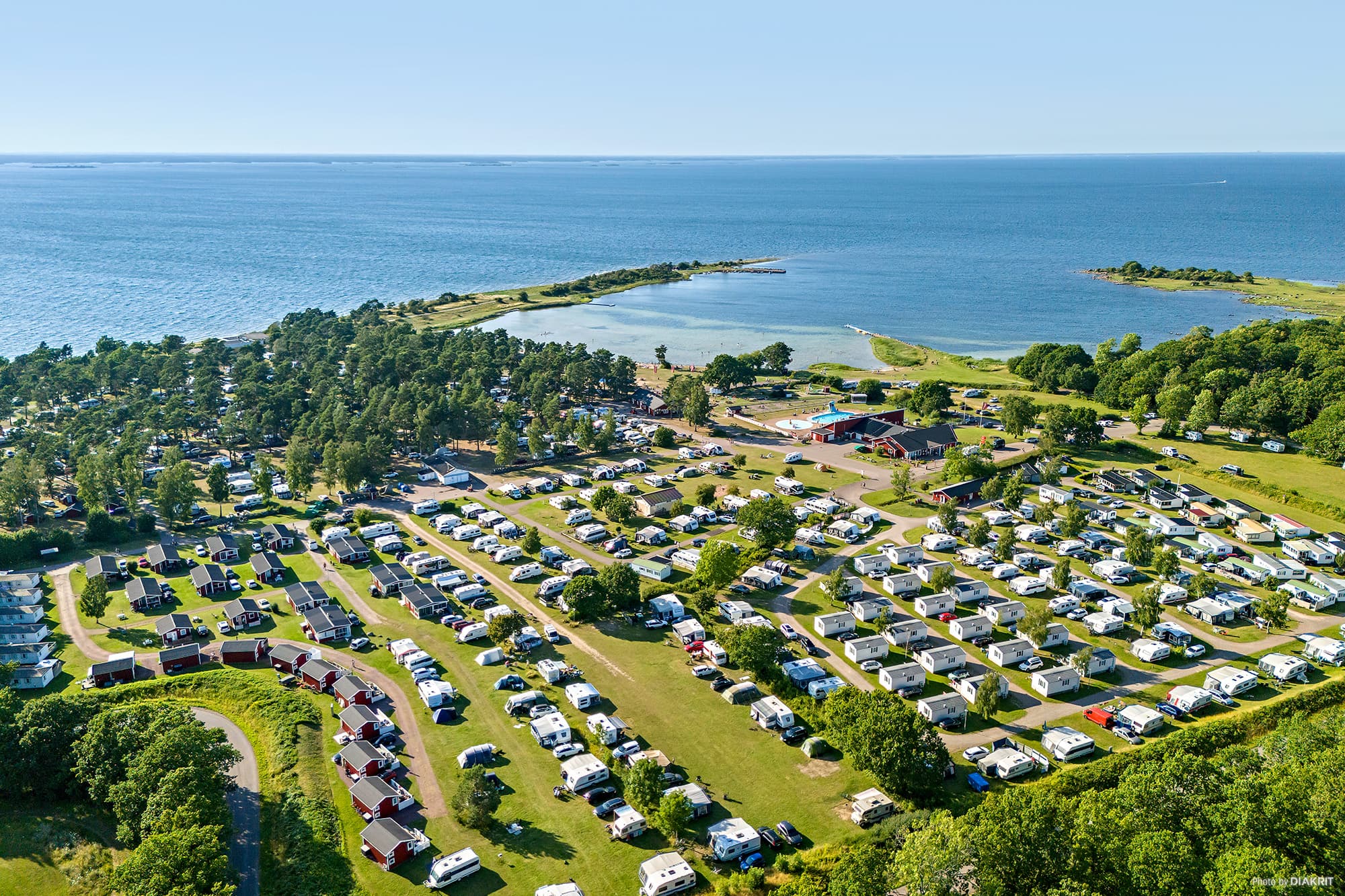 Camping i Sverige med store grønne områder og udendørs aktiviteter.