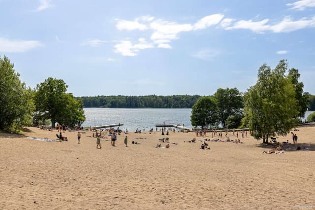 City Stockholm camping bild från stranden med massa människor som badar unedr sommaren.