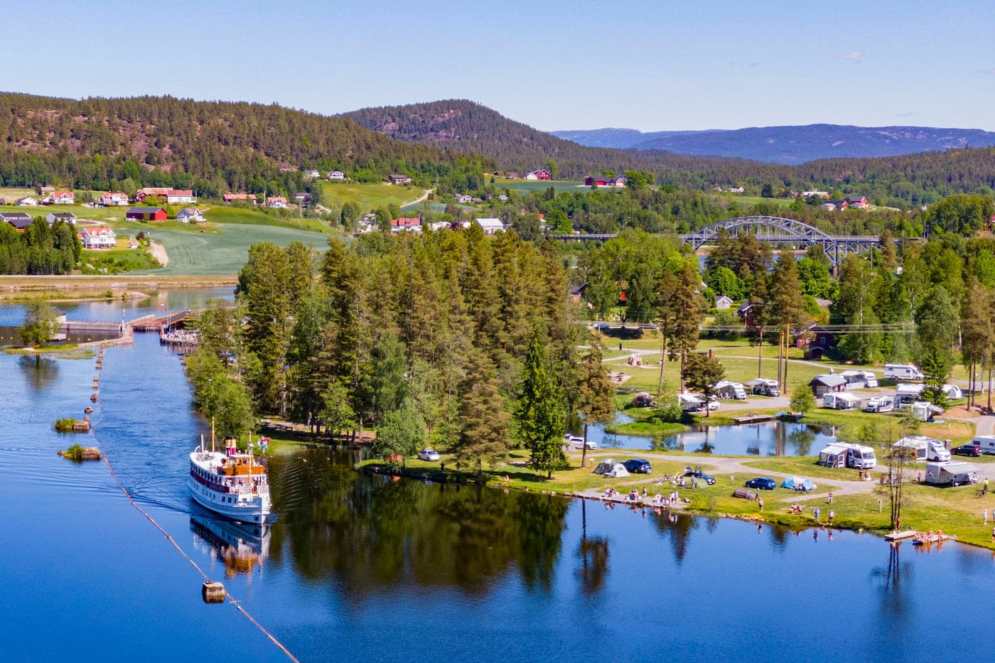 Camping ved Telemarkskanalen i Norge med smuk udsigt og mange aktiviteter. First Camp Lunde - Telemark