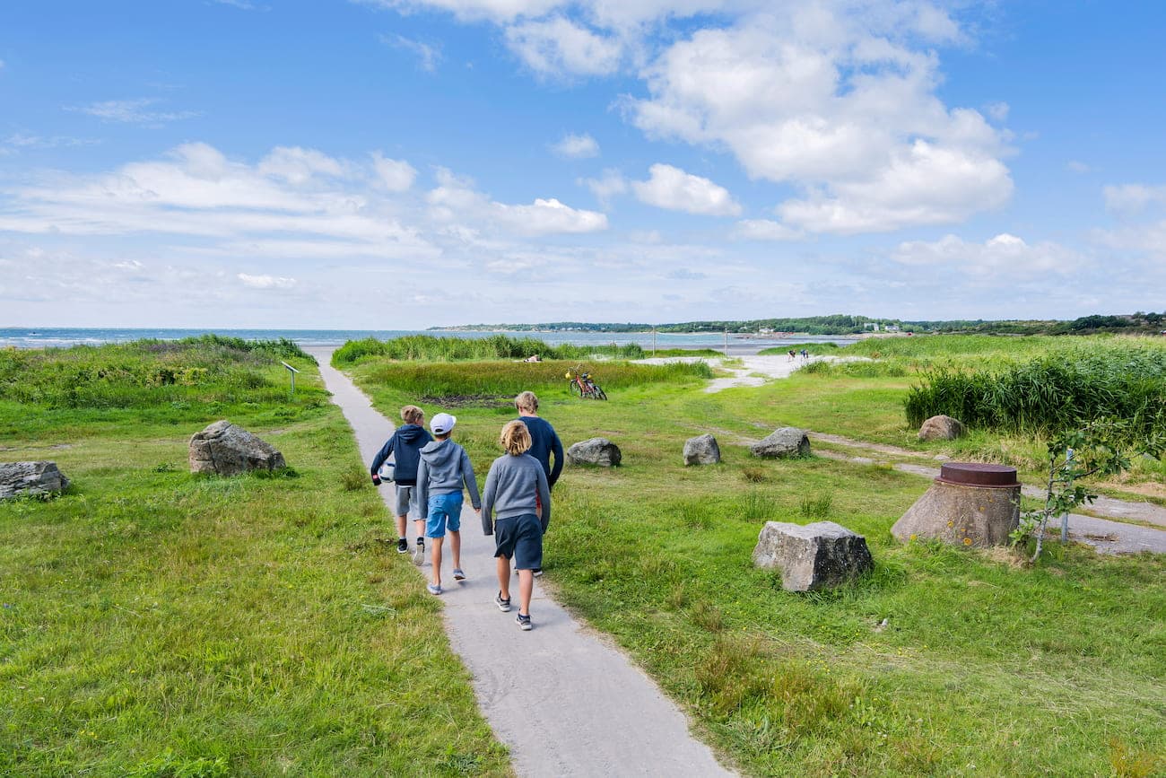 Camping i for- og eftersæsonen på First Camp Kärradal – Varberg. Børn på vej til stranden.