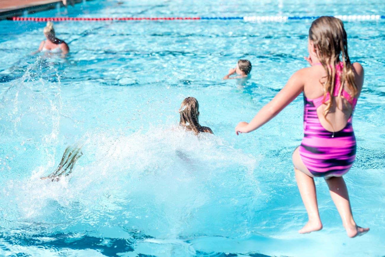 Familievenlig camping i Sverige med pool og sjove vandaktiviteter!