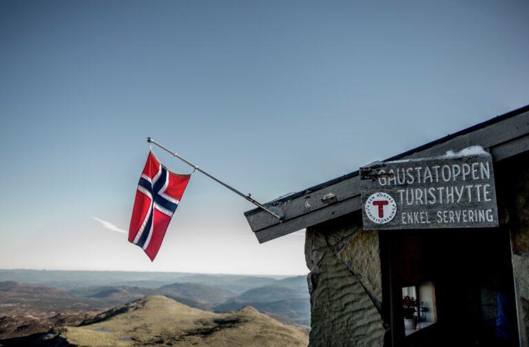 Gaustatoppen turisthytte med norsk flag