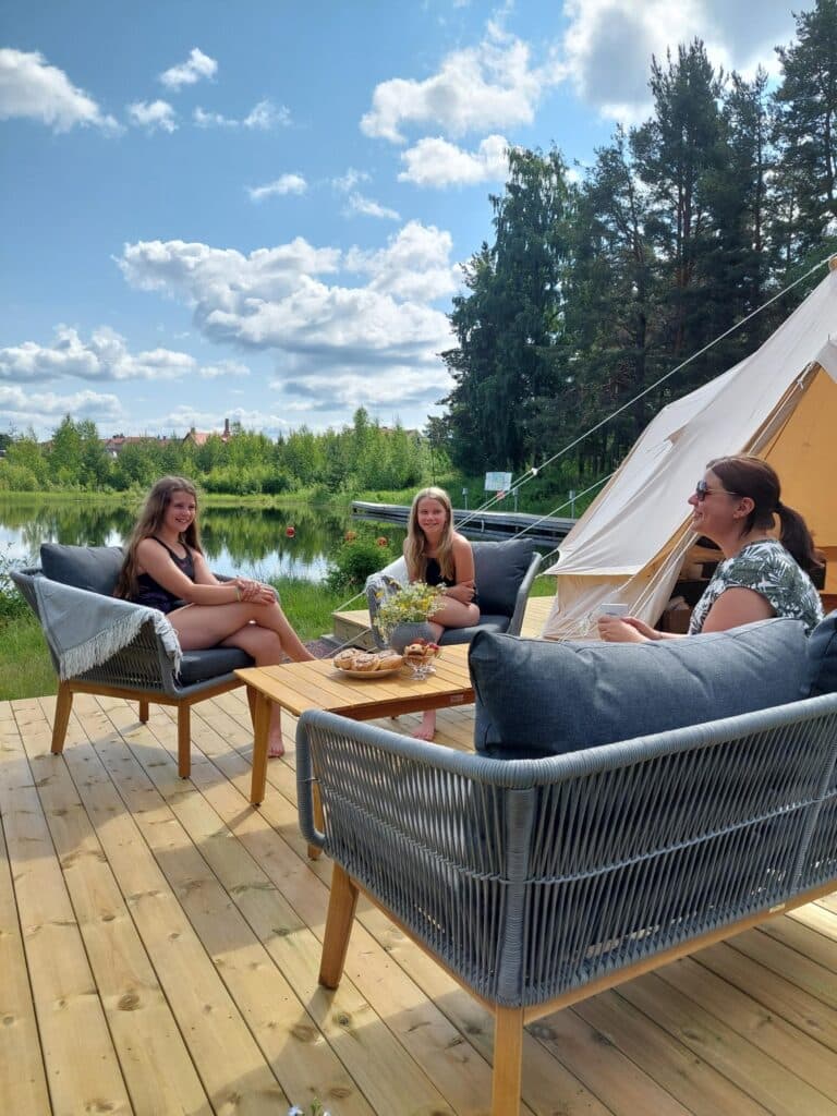 Moderne glampingtelt hos First Camp