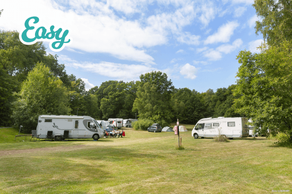 Fredfyldt campingplads i Sverige med udsigt over sø og skov