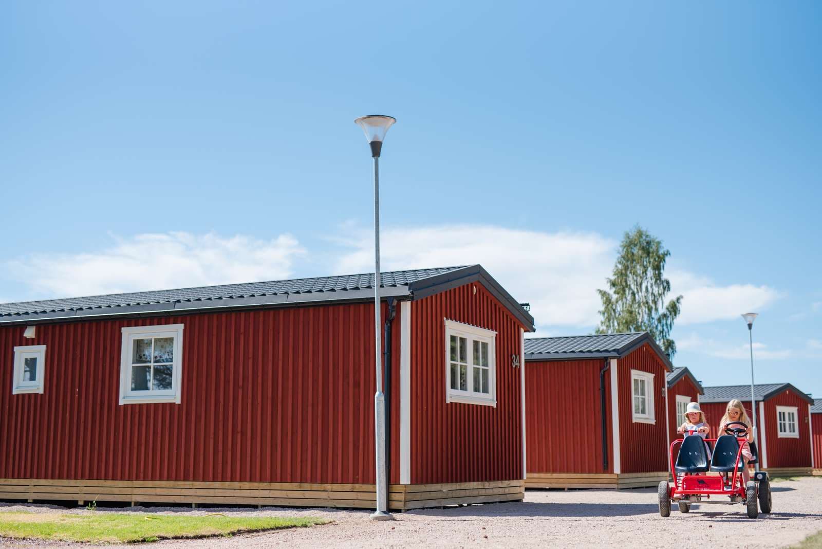 Camping i Sverige med hyggelige hytter og mange campingpladser. First Camp Orsa er smukt beliggende i hjertet af Dalarna.