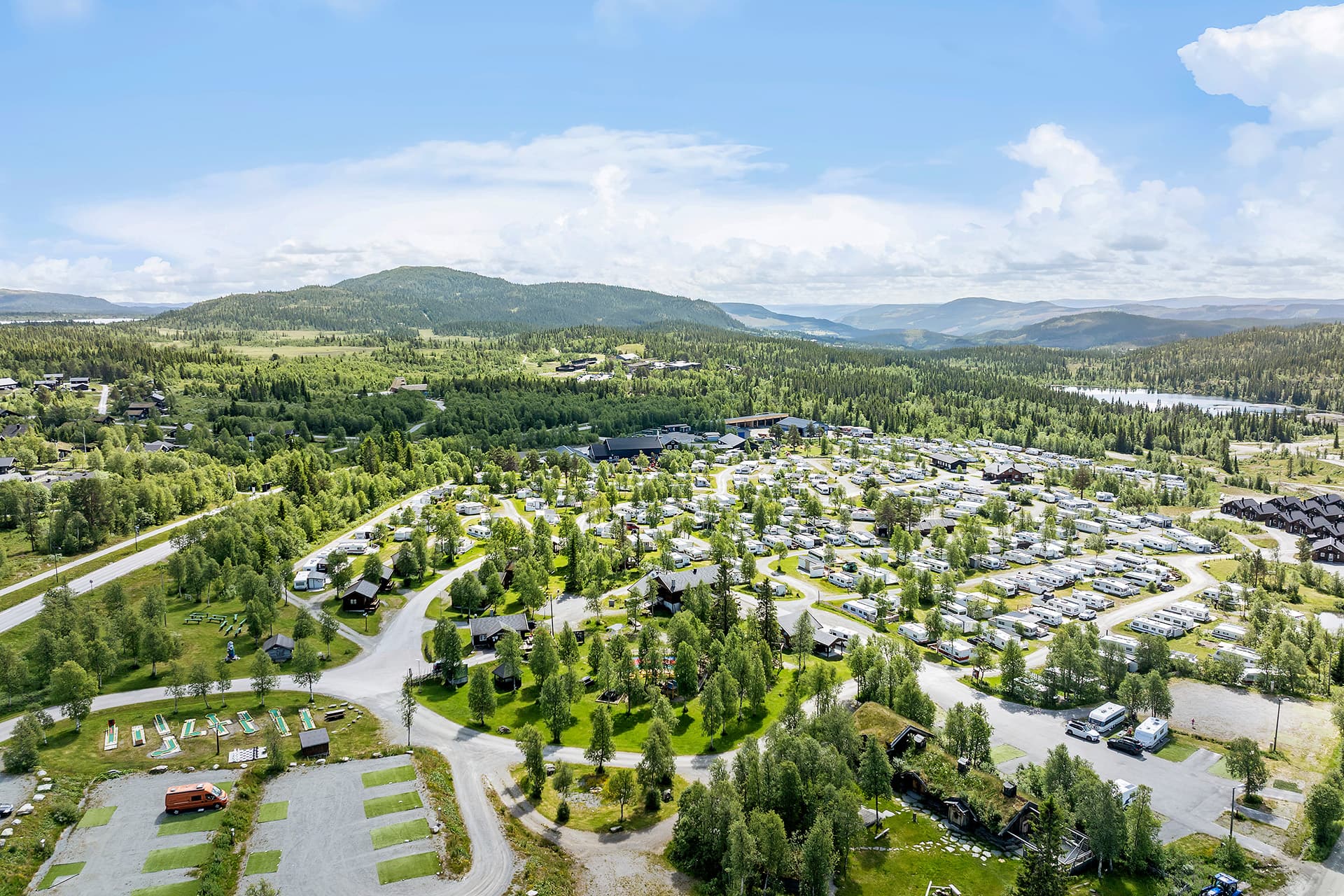 Camping med autocamper i Beitostølen omgivet af smuk natur