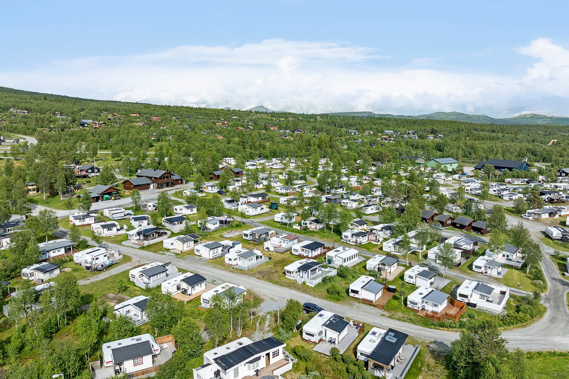 Sæsonplads i Beitostølen med campingvogn i naturskønne omgivelser