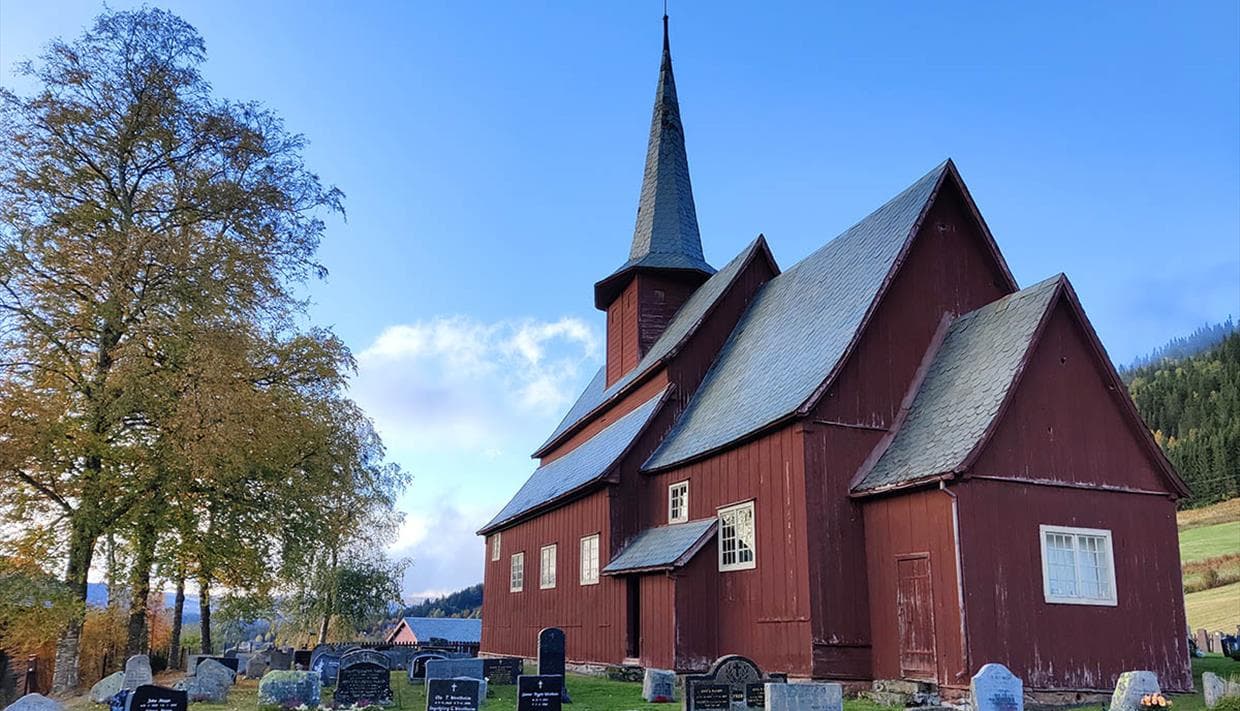Hegge stavkirke i Valdres omgivet af natur nær Beitostølen