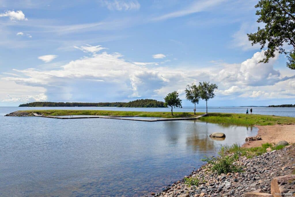 Vattnet vid mörudden längs strandkanten.