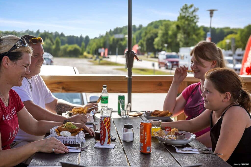 Västerås Mälaren bistro och familj som sitter och äter middag.