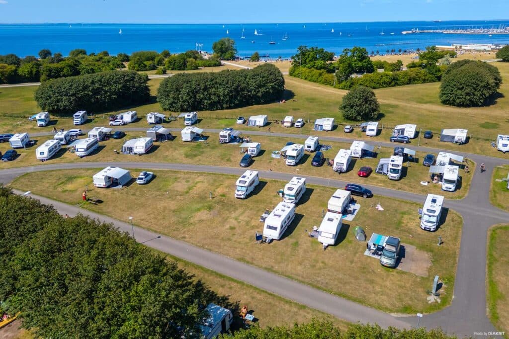 Överblick över campingområdet och havet i bakgrunden på Sibbarp Malmö
