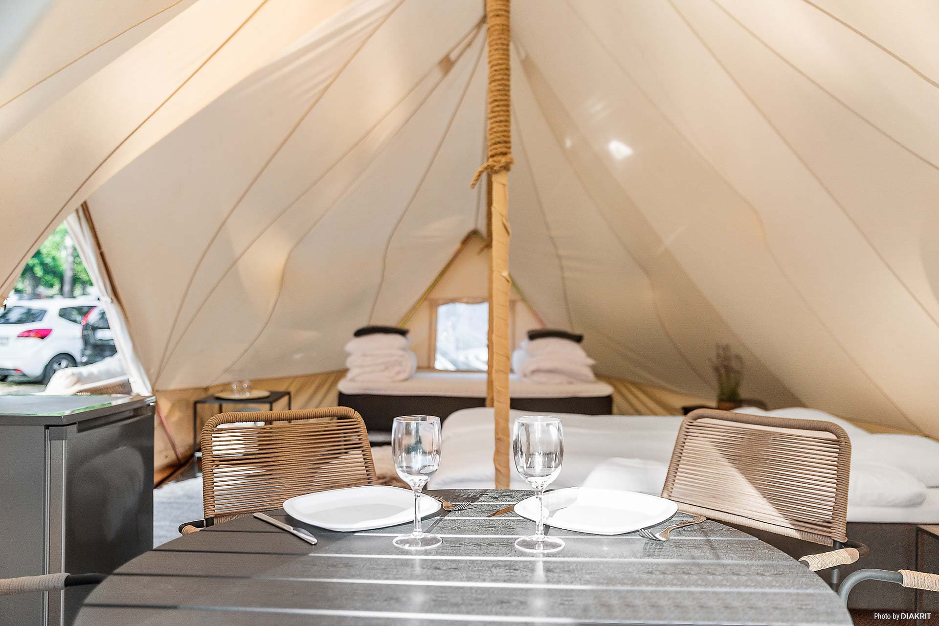 Indretning i glampingtelt med komfortable senge