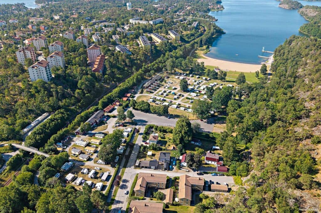 Drönarfoto över campingområdet, strand, natur och vattnet på campingen Nickstabadet Nynäshamn