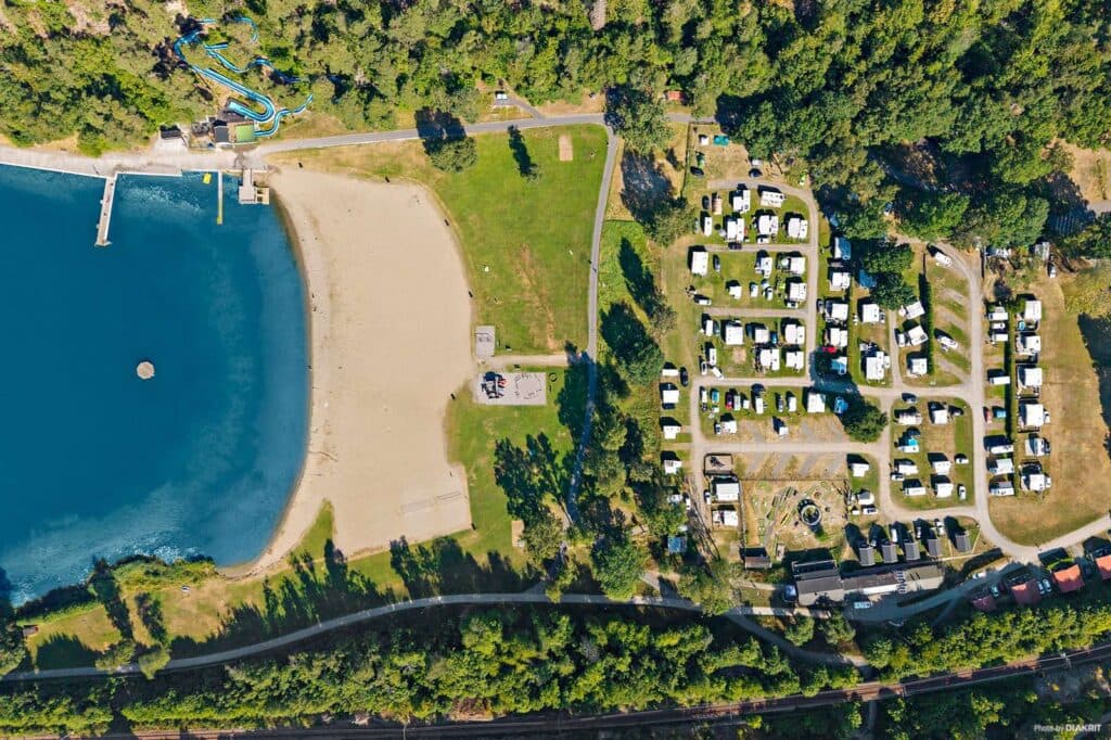 Strandnära campingtomter med naturen intill på campingen Nickstabadet Nynäshamn