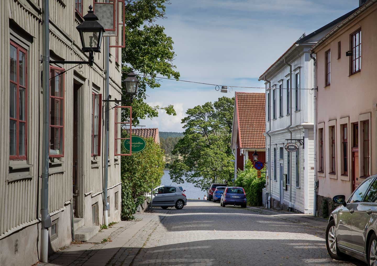 Gata i Nora ner mot vattnet.