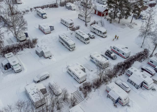 Snöklädd campingplats på First Camp Lugnet Falun