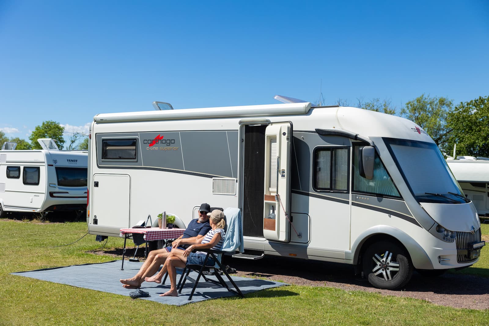 Solig dag på campingen med husbilsplatser på Gränna - Vättern