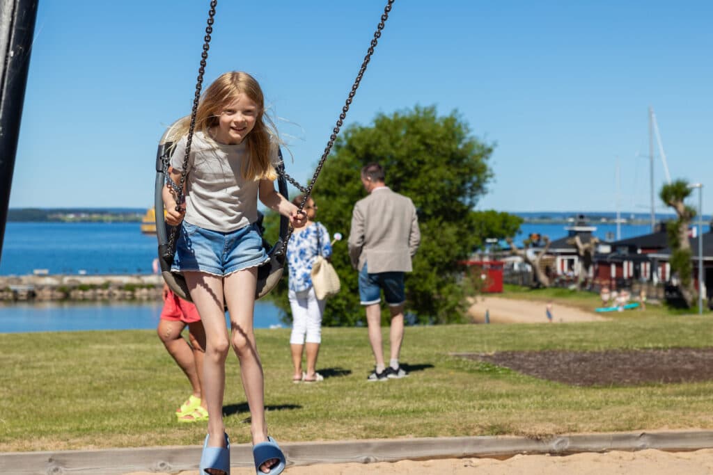 Barn på lekplatsen på capmingplatsen i Gränna