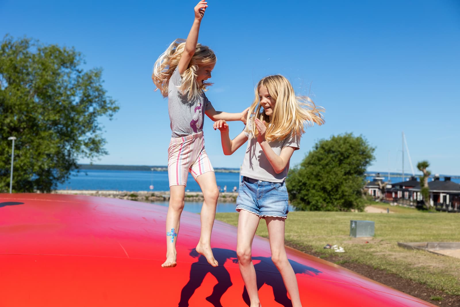 Barn hoppar hoppkudde och leker i Gränna