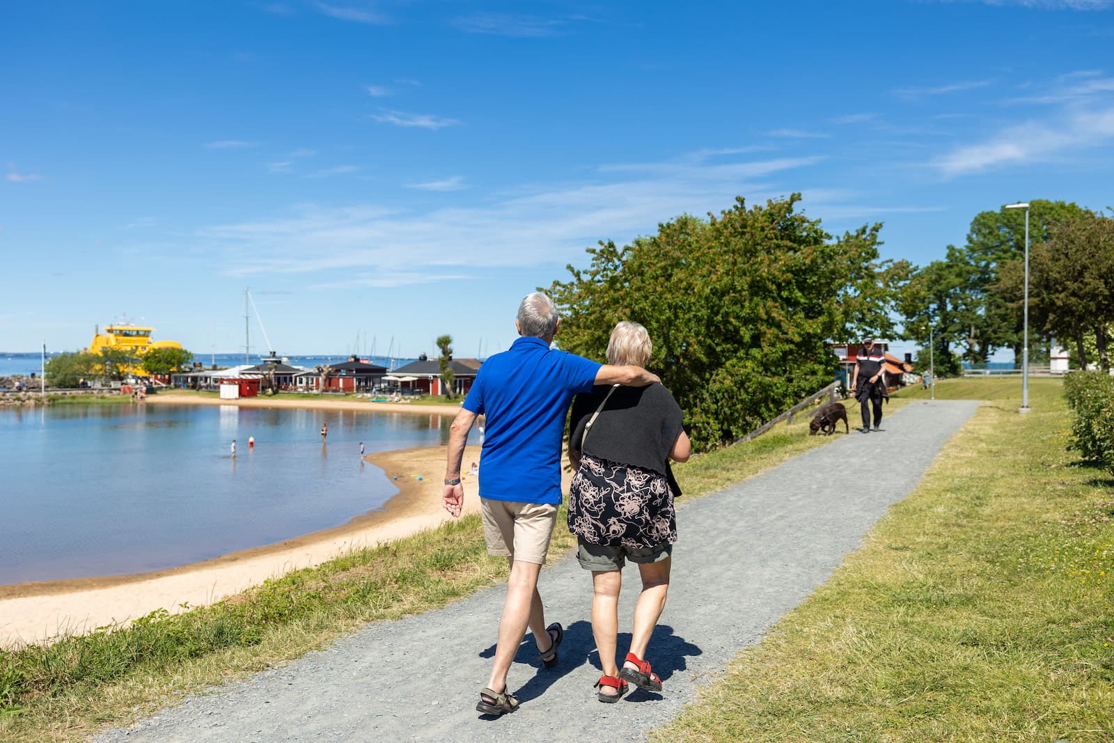 Strandpromenad genom campingen i Gränna
