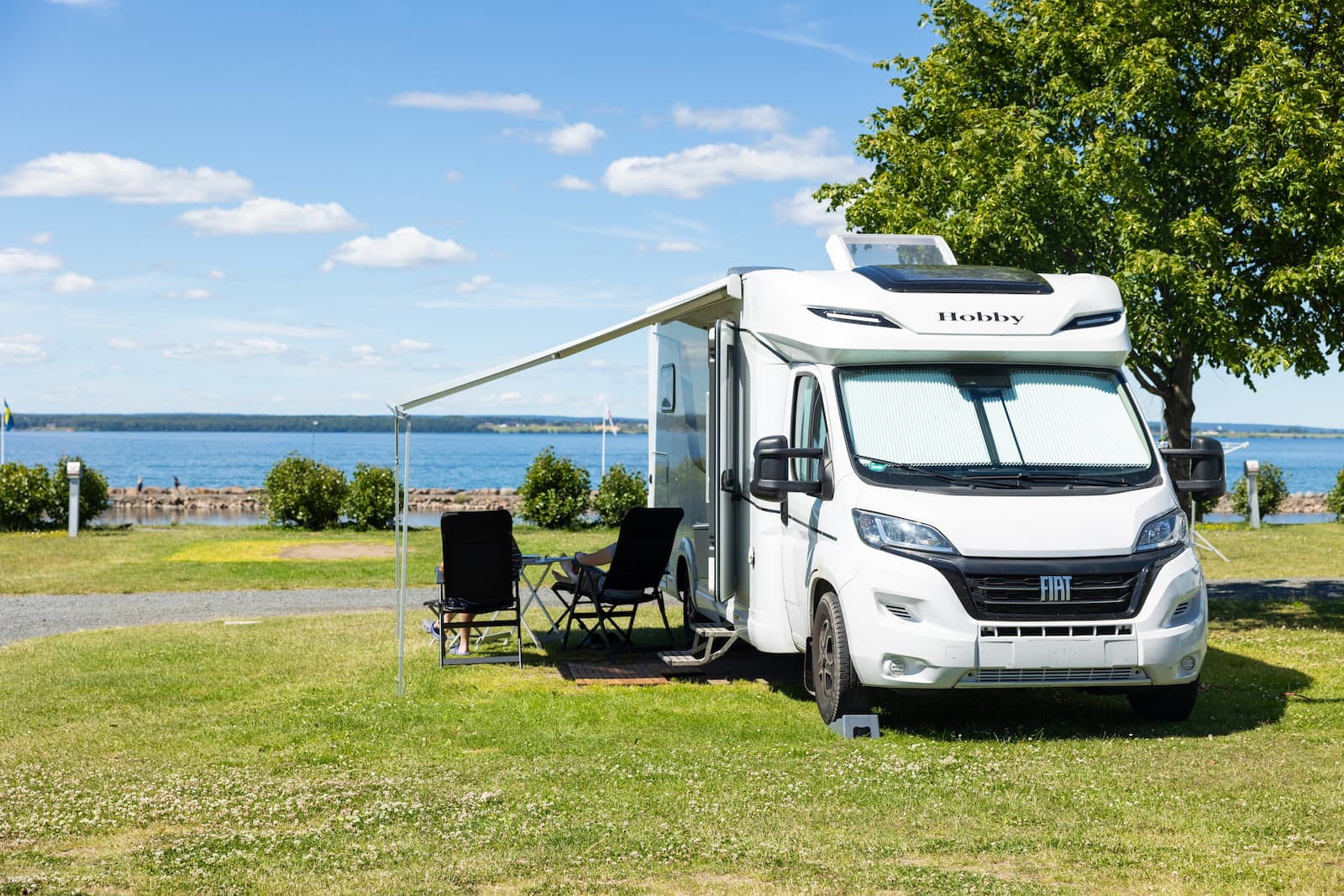 Husbilstomter med sjöutsikt på First Camp Gränna camping