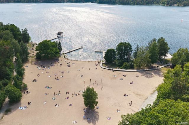 City Stockholm drönarbild över strand, natur och människor som badar