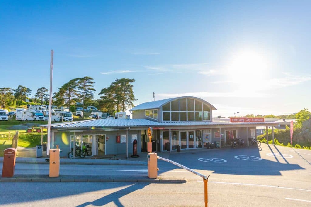 Receptionsbyggnaden och ingången till campingen City Strömstad
