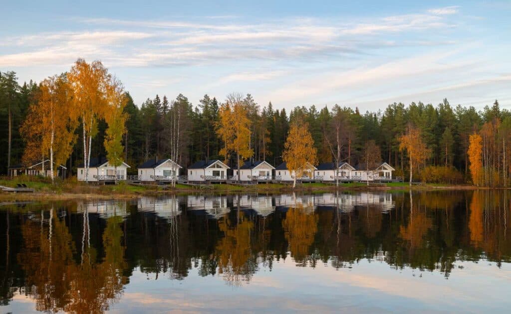 Vacker höstvy över stugområdet framför Luleälven på Arucs Luleå
