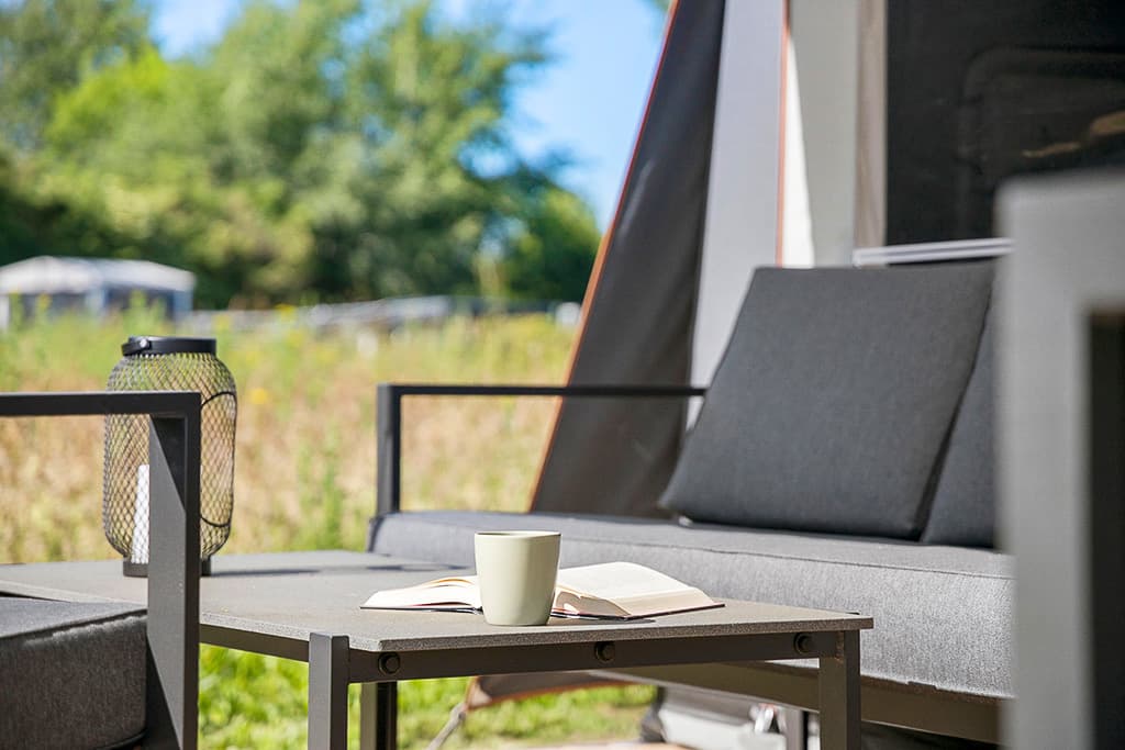 Hyggelig sommeraften ved glampingtelt
