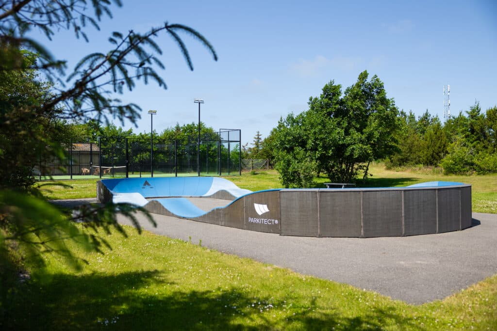 First Camp Klim Strand – camping ved stranden på Nordvestkysten med badeland og overnatning i hytter.