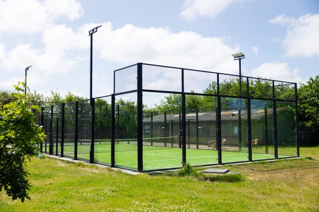 First Camp Klim Strand – camping ved stranden på Nordvestkysten med badeland og overnatning i hytter.