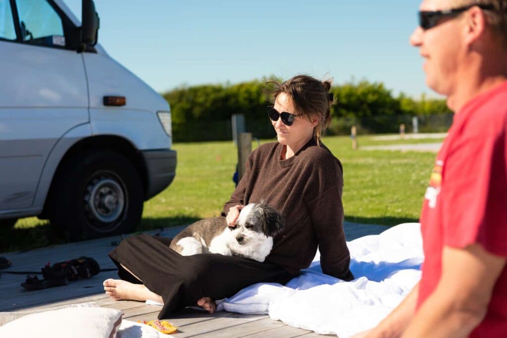 Familie med hund på ferie på Lakolk Strand – Rømø camping