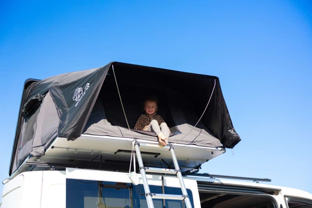 Børn sidder på toppen af et tagtelt på Lakolk Strand – Rømø camping