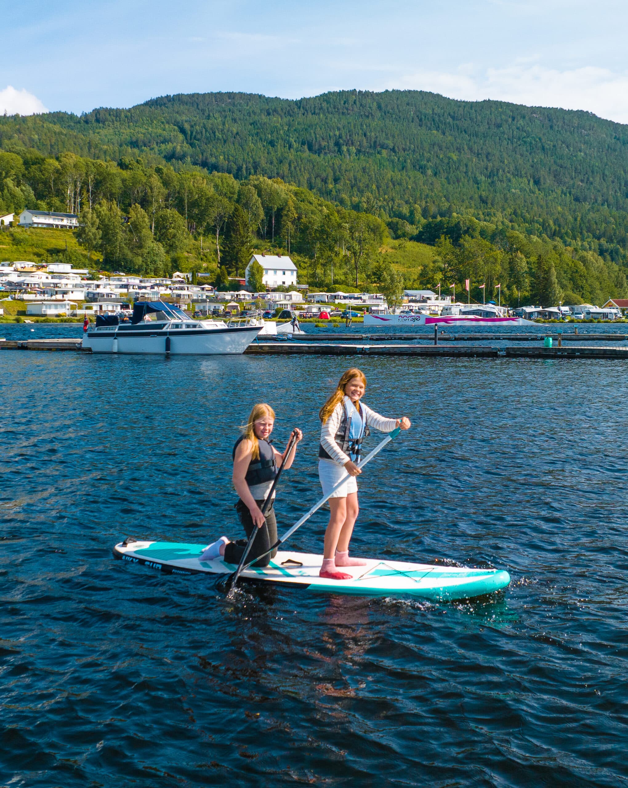 To jenter på Sup brett, Norsjø Kabelpark