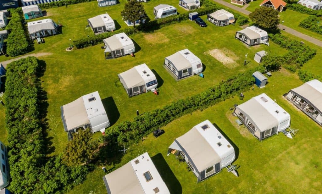 Campingpladser tæt på servicebygninger og legeplads i Bogense