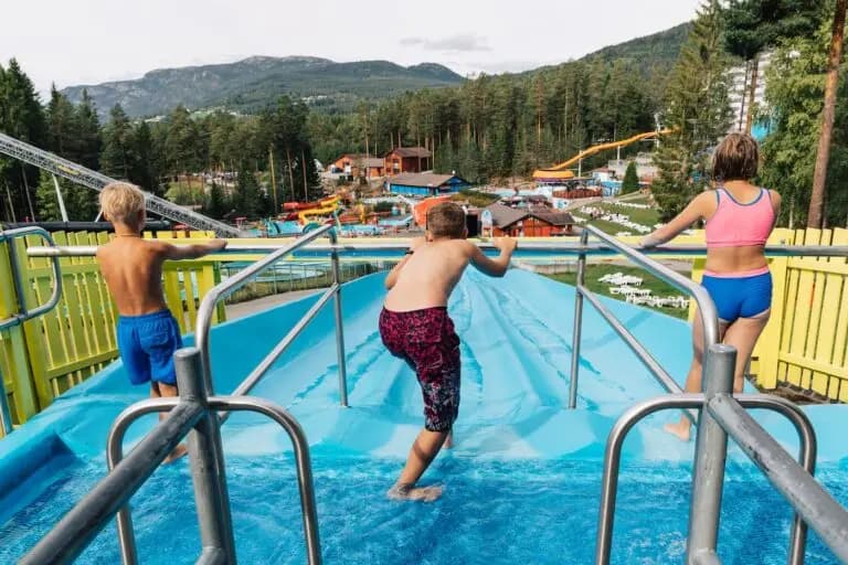 Supersurfer - tre barn på en tävlingrutschbana