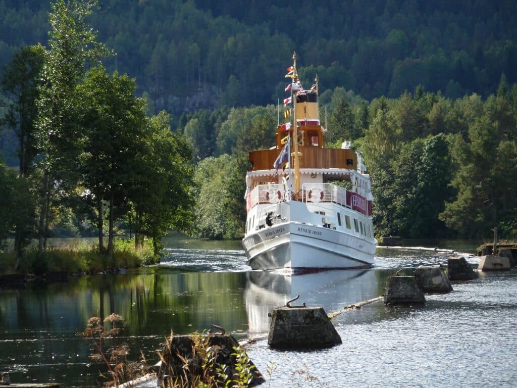 Telemarkskanalen med kanalbåt