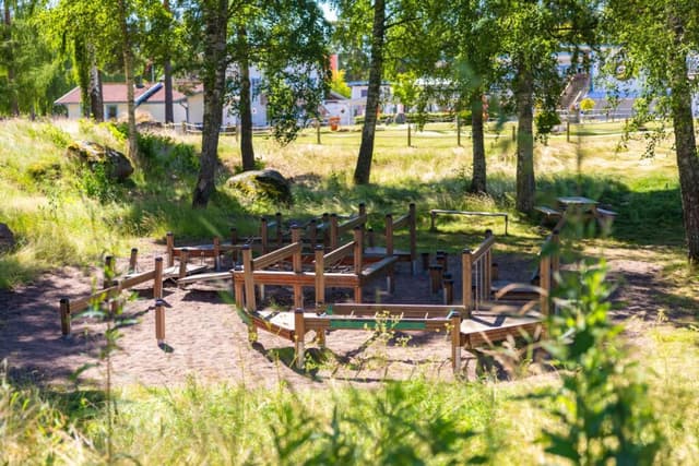 Lekplats och klätterställning på Skara Sommarland camping