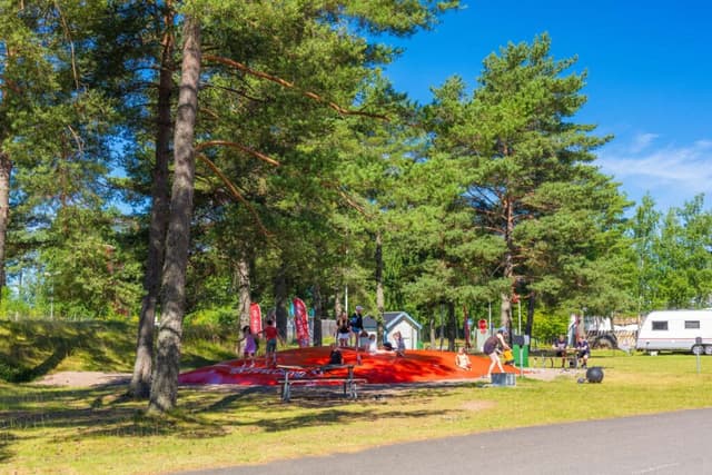 Barn som hoppar på hoppkudden inne på Skara Sommarland camping