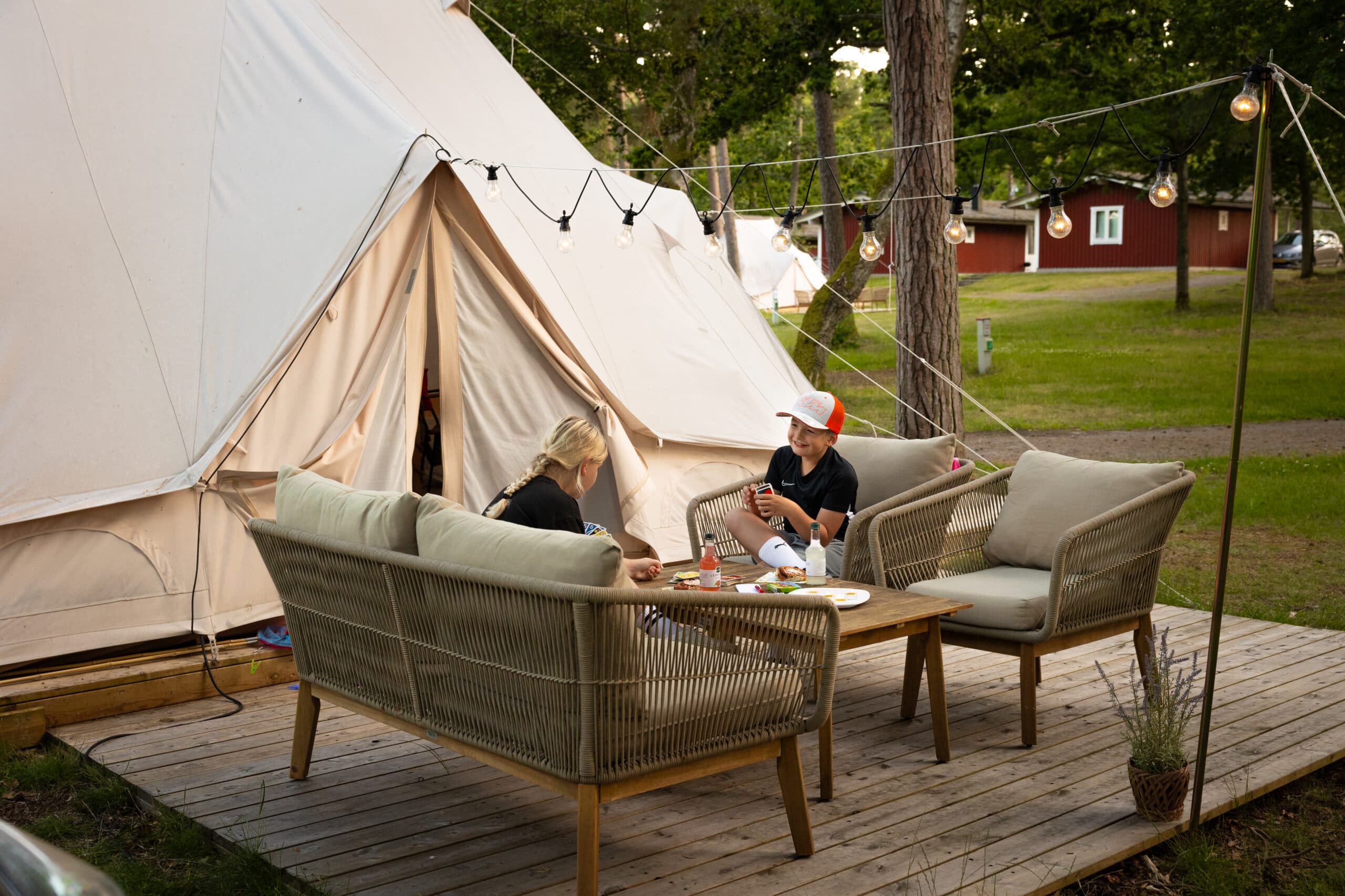Glampingtelt med terrasse og udendørs siddeplads