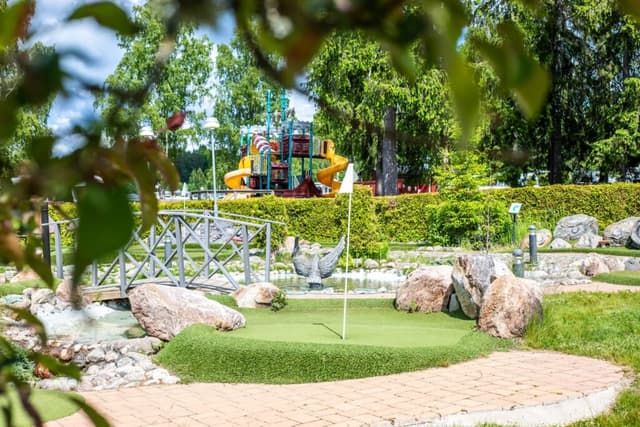Äventyrsgolfbana i naturskön miljö på campingen Sommarvik - Årjäng