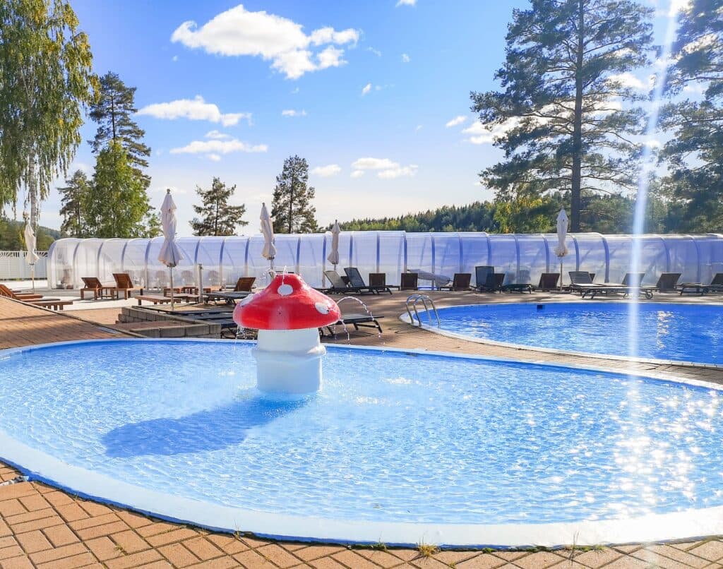 Semesterkänsla vid campingens barnpool