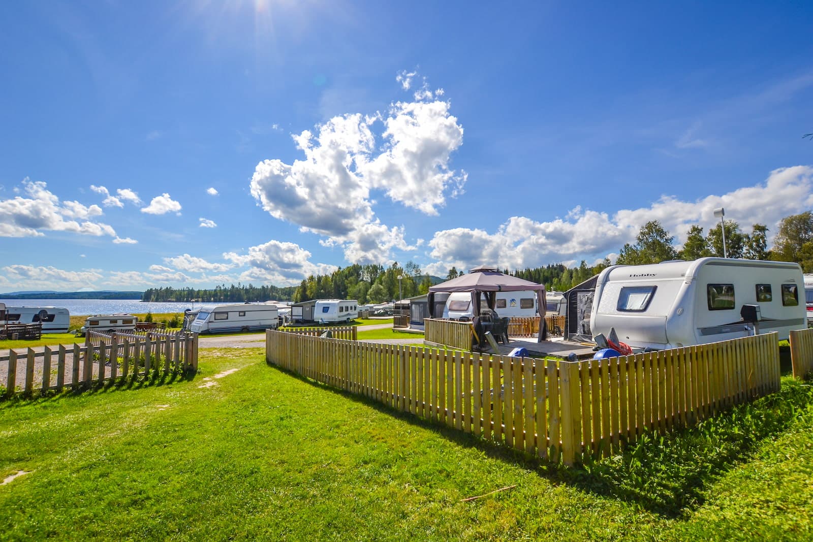Mysiga tomter för husvagn, husbil och tält på campingen i värmland.