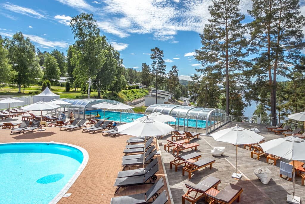 Pool på camping med härlig utsikt över sjön